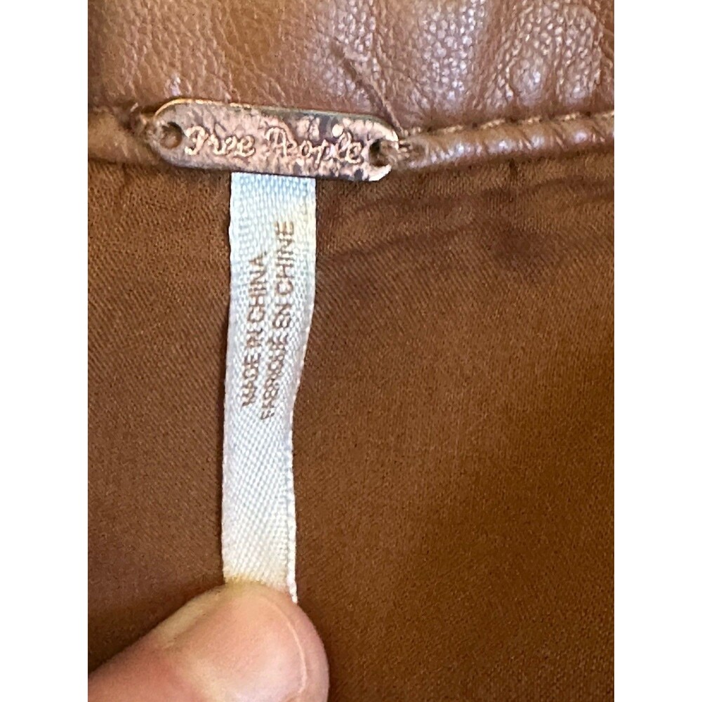 Free People faux leather mini skirt brown Sz. 8 front zipper slit buckle details - Picture 12 of 12